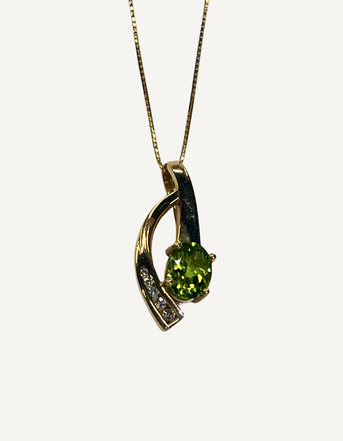 Collar con colgante de peridoto y diamantes