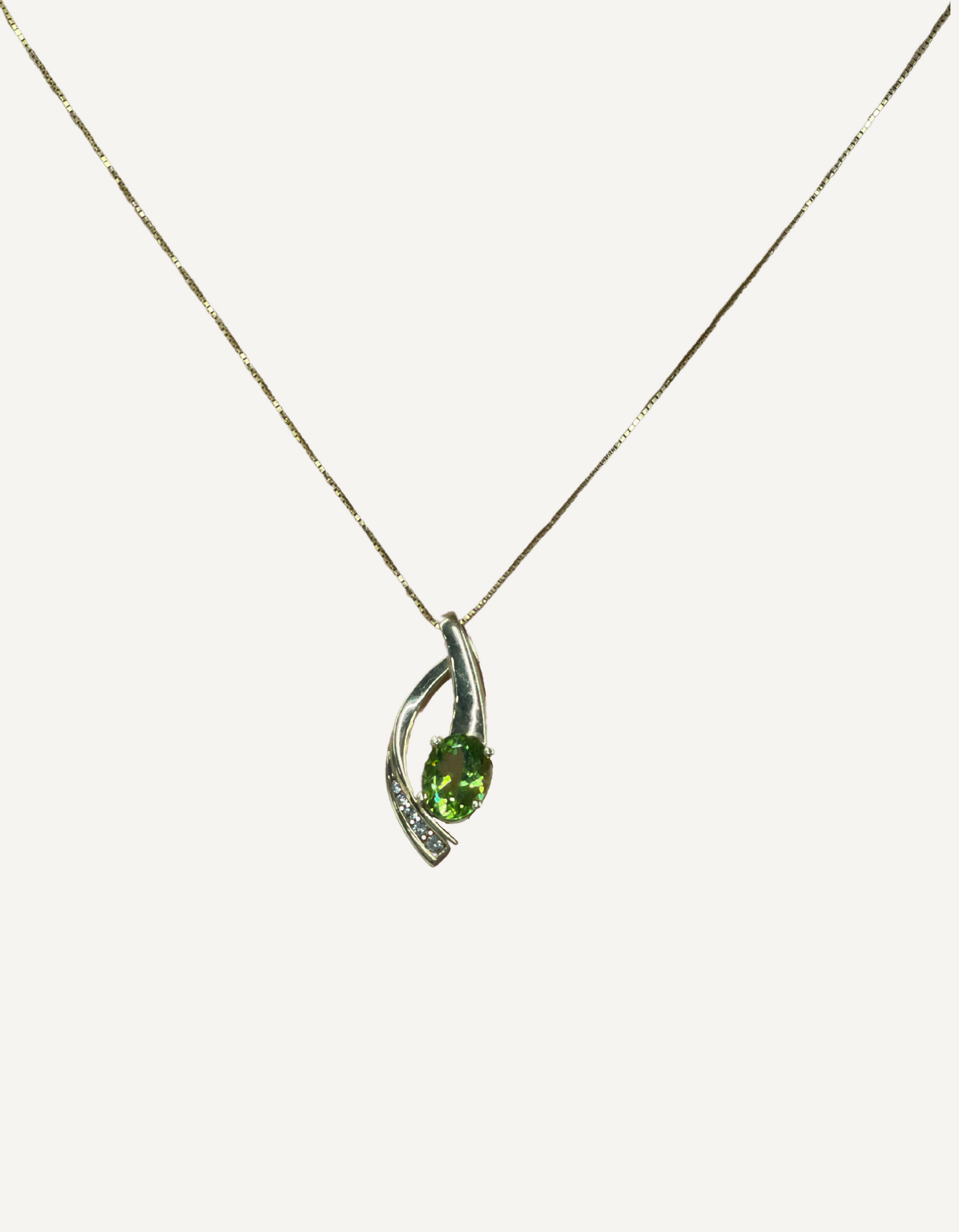 Collar con colgante de peridoto y diamantes